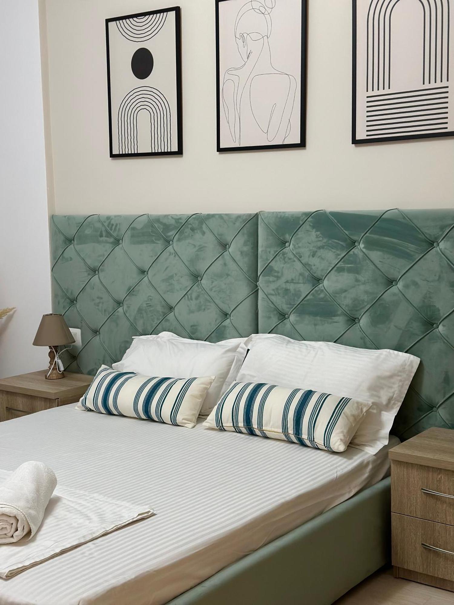 Lungomare Luxury Sea View Apartaments Vlorë Buitenkant foto