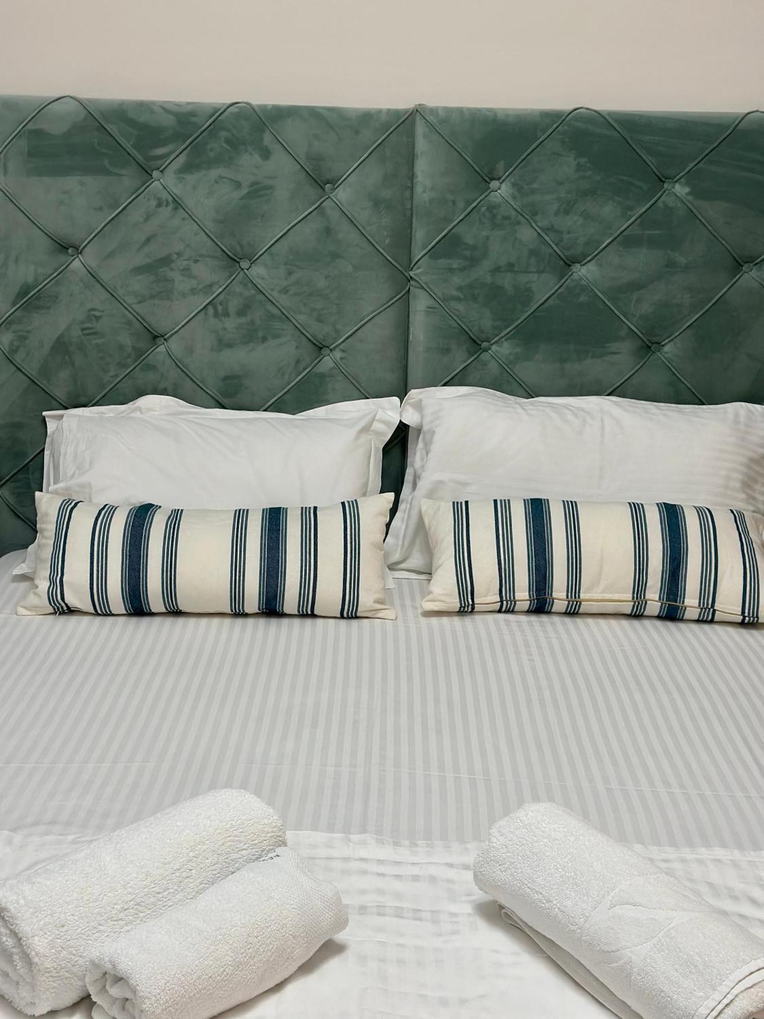 Lungomare Luxury Sea View Apartaments Vlorë Buitenkant foto