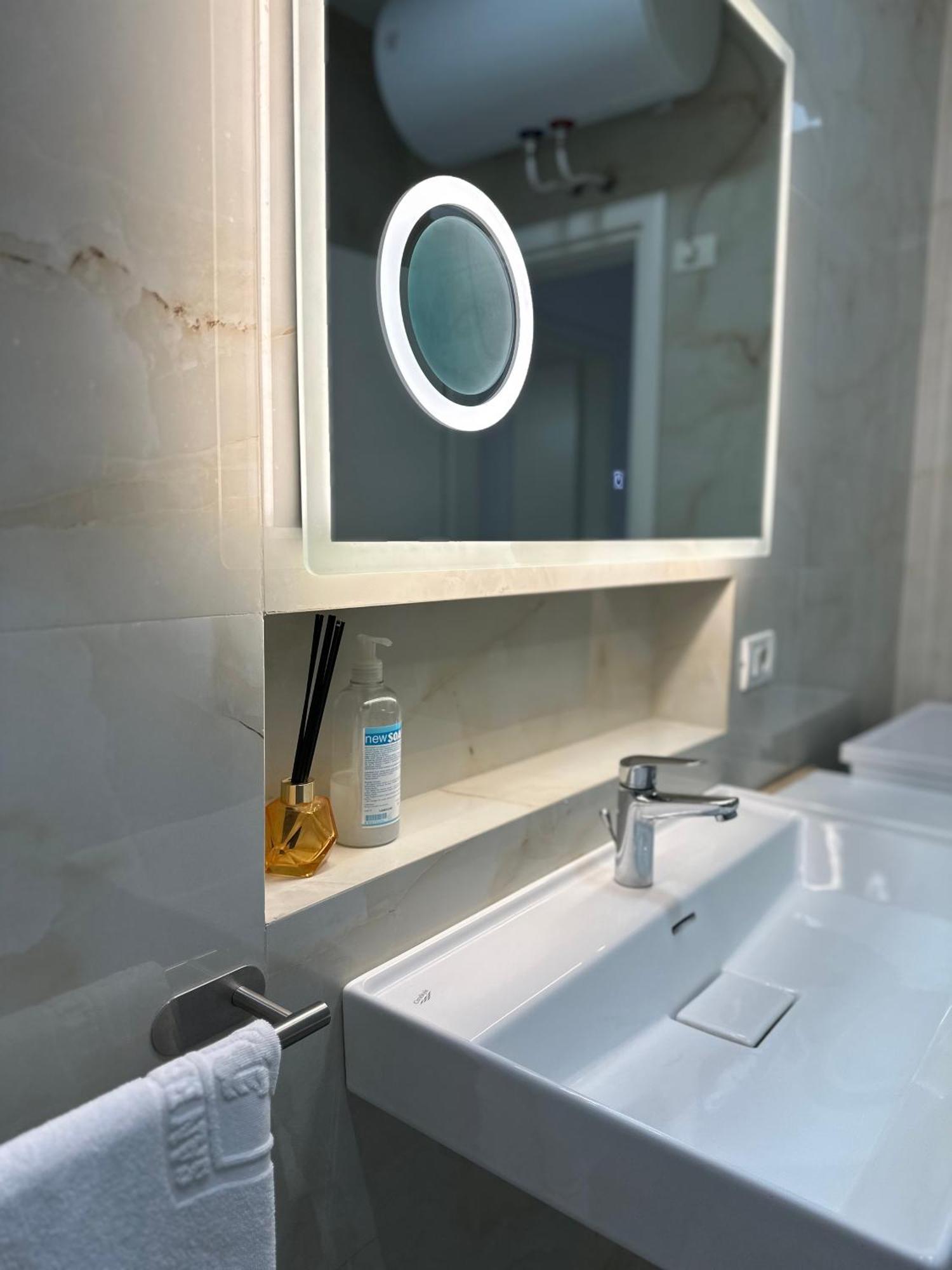 Lungomare Luxury Sea View Apartaments Vlorë Buitenkant foto