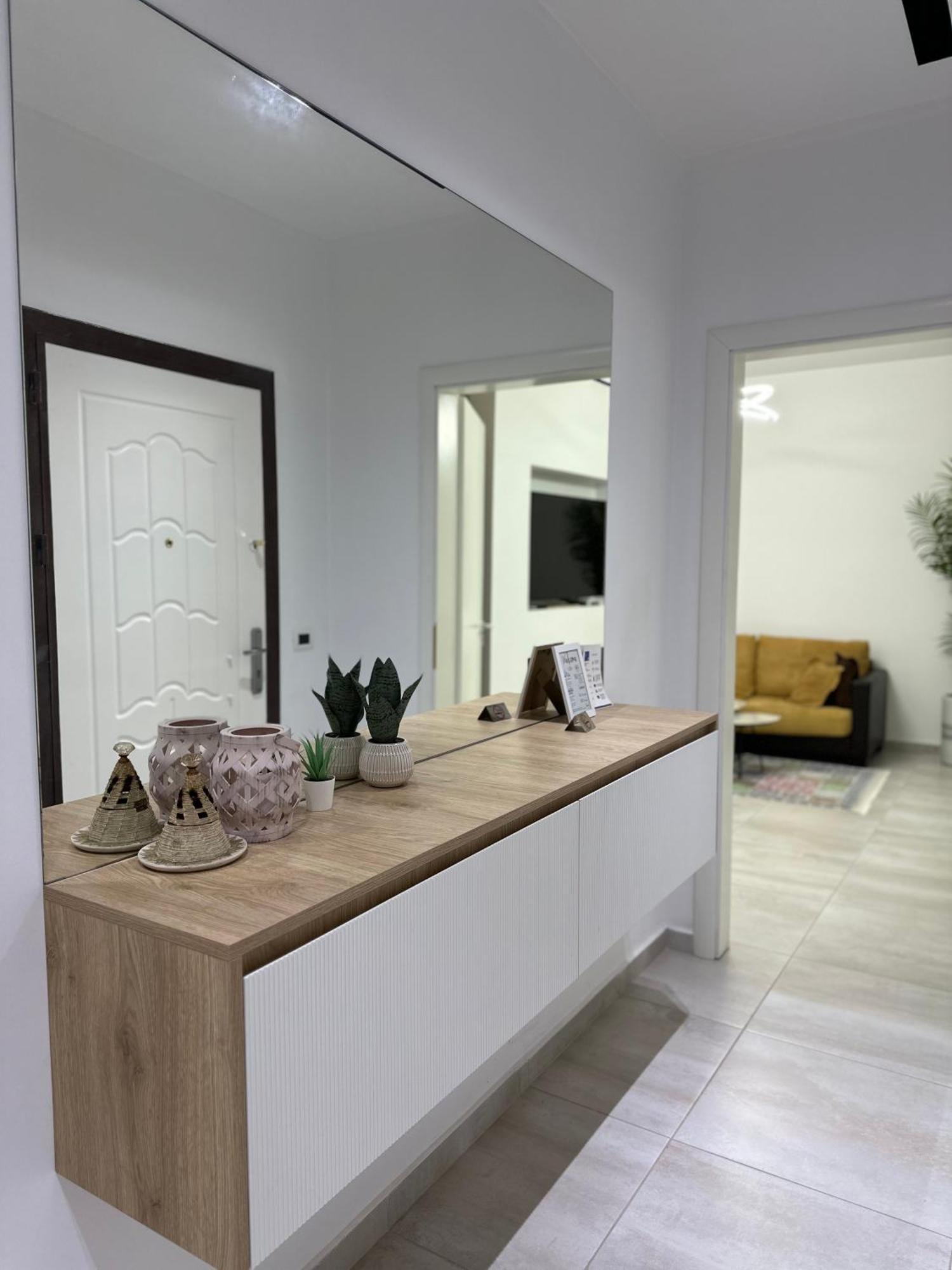 Lungomare Luxury Sea View Apartaments Vlorë Buitenkant foto