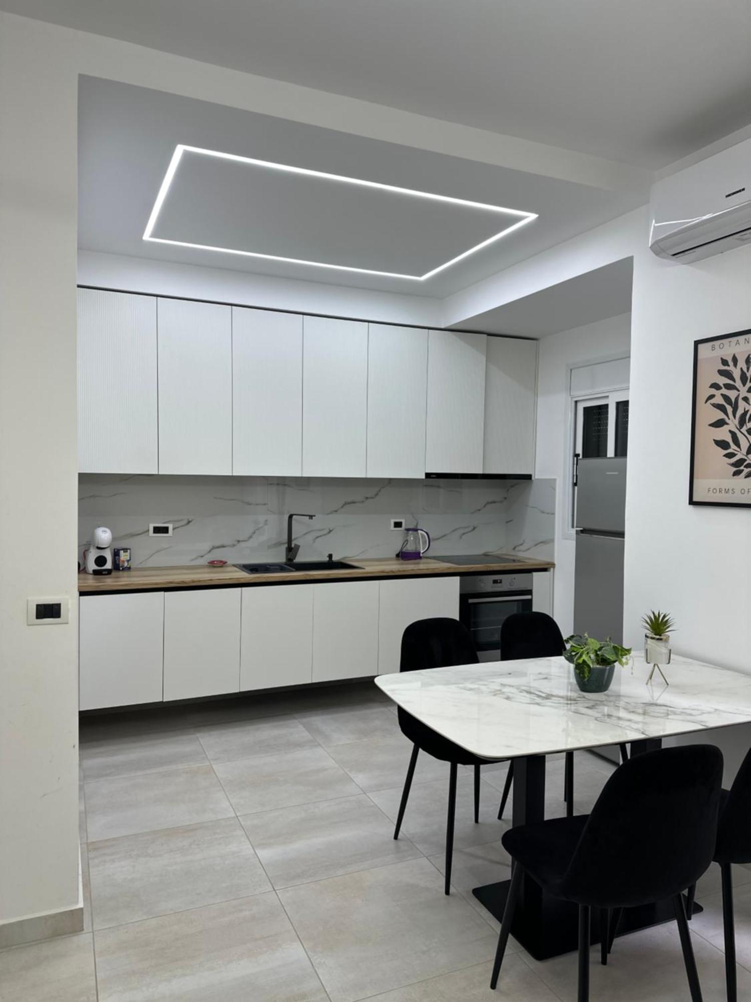 Lungomare Luxury Sea View Apartaments Vlorë Buitenkant foto