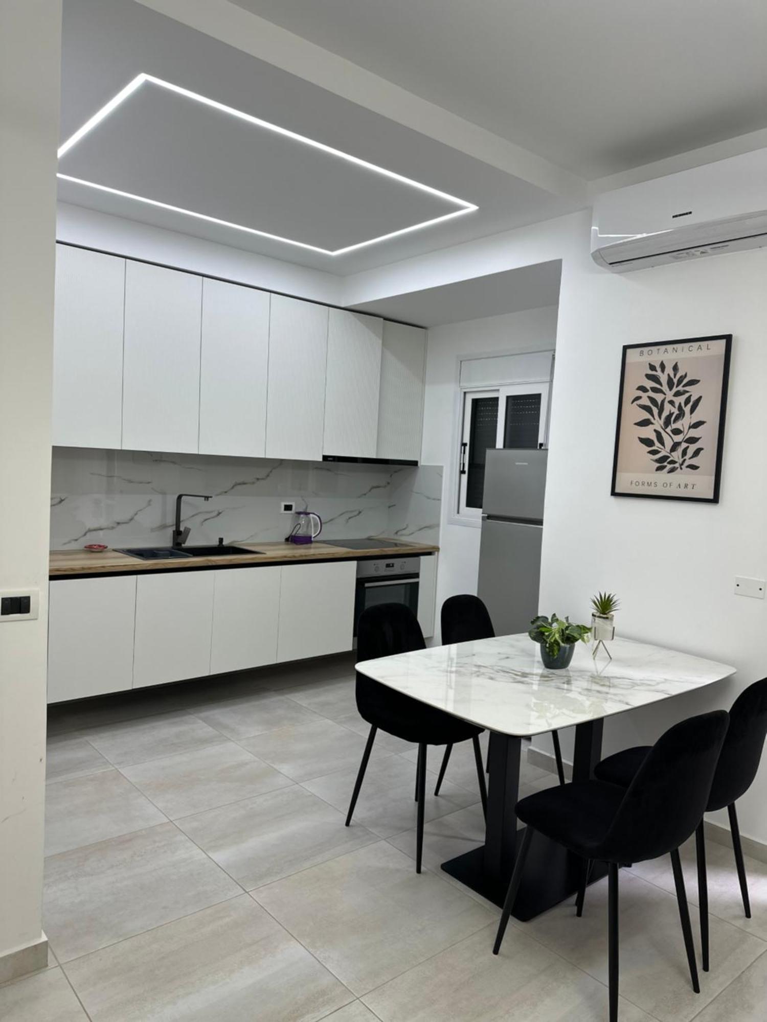 Lungomare Luxury Sea View Apartaments Vlorë Buitenkant foto